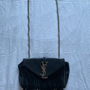 Axelväska fransar  - Axelväska med fransar extremt sliten defekter smutsig insida färg tappad på kedjan se bilder 