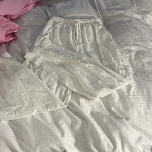 Vita linnebyxor med resårmidja - Köpte de på en marknad förra året men har köpt nya så de kommer inte till användning, passar mig som har strlk S