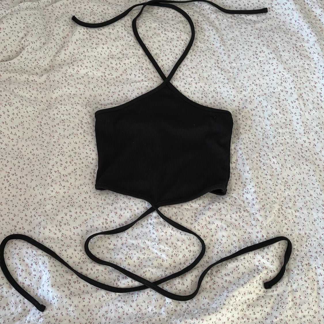 Svart ribbad croppad linnetopp från Amisu