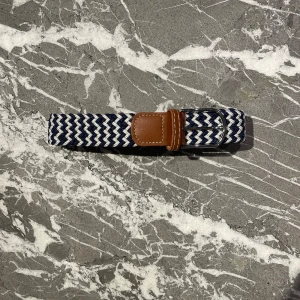 Flätat Bälte  - Snyggt och stiligt flätat bälte i färgen blå och vit som passar till allt och alla tillfällen. De är i nyskick och mer eller mindre aldrig använt. Den är ca 105 cm långt. Vid några frågor eller funderingar är det bar att höra av dig. 😄