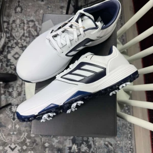 Adidas  - Adidas’s bounce 3.0 golf skor med spikes  Helt nya med lapparna kvar och låda medföljer  Har storlekarna följande   1x: 44