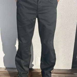 Svarta byxor från Royal Punk - Super fräscha byxor från Punk Royal i fantastiskt skick! De har fickor vid baksidan samt skriven text, de har även ett sytt tyg vid knät (se bild) Oklart vad storleken är men på lappen inuti står det endast ”3” . För referens har modellen vanligen storlek M i byxor