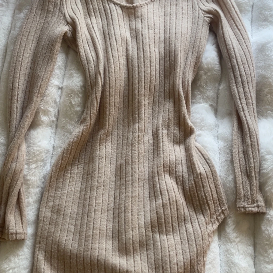 Beige ribbad långärmad klänning med slits - 1