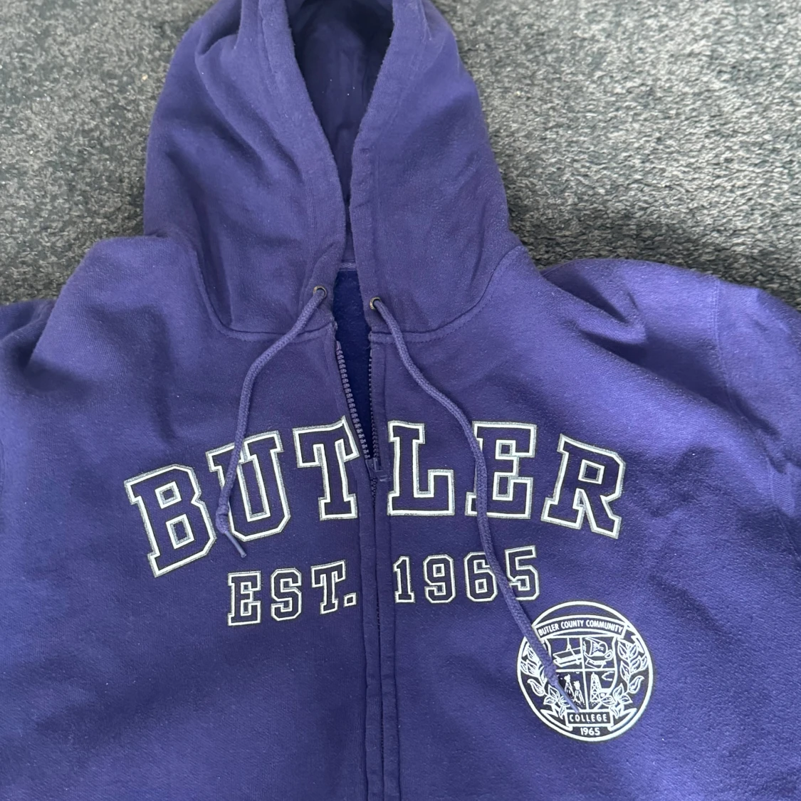 Lila hoodie med dragkedja från Butler