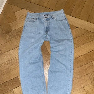 Ljusblå jeans från Sweet sktbs - Säljer ett par ljusblå jeans från Sweet sktbs i storlek XS. Klassisk femficksmodell med broderad logga på fickan och raka ben. Perfekta för dig som gillar en avslappnad streetwear/skatestil, inga anmärkningsvärda defekter. Nypris 600 kr.                                                                       Skriv gärna vid frågor eller funderingar 