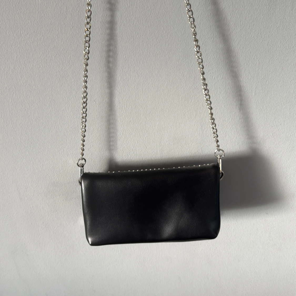 Svart axelväska med nitar och kedja - 1