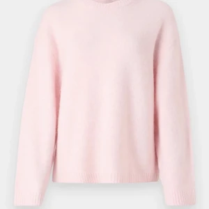 Ljusrosa stickad tröja - Säljer mig rosa stickade tröja då den inte kommer så mycket till andvändning, helt ny endast testad, köpt för 300 säljs för 150+frakt 