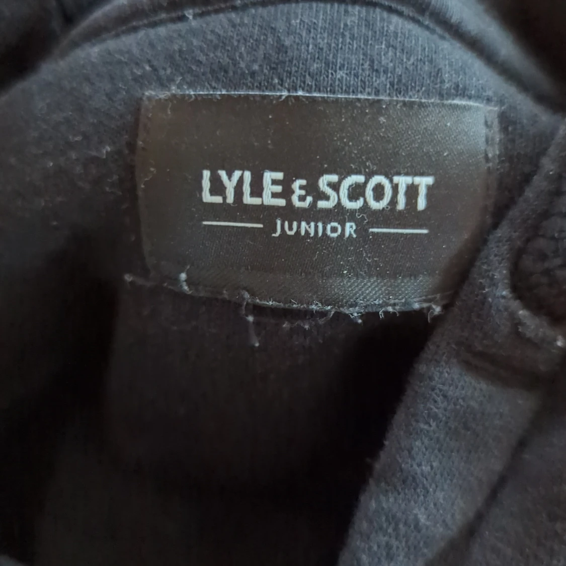 Svart hoodie från Lyle & Scott  - 2