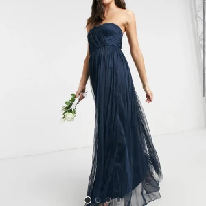 Mörkblå långklänning - Mörkblå bandeau långklänning, aldrig använd!Prislapp kvar