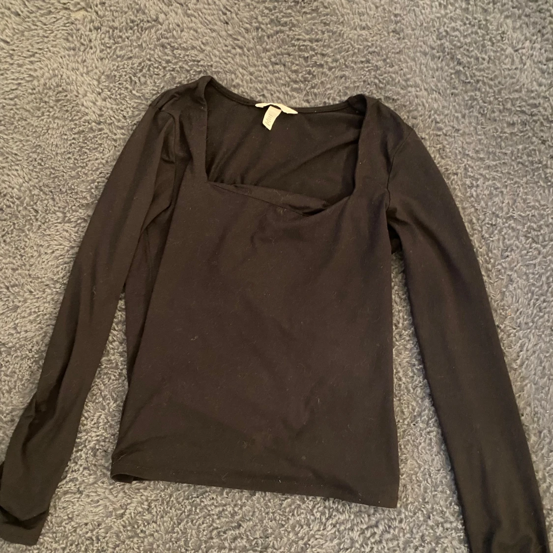 Svart långärmad topp med fyrkantig ringning - 1