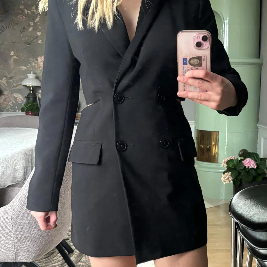 Svart kavajklänning med cut out-detalj