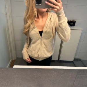 Soft goat zip hopdie  - Superfin soft goat kofta i färgen sand, säljs inte längre. Den är i storlek S och ser oanvänd ut. Säljer för 1499, nypris ligger på 2695kr. Skriv vid fler frågor!💕