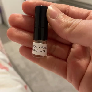 Borntostandout Naked laundry sample - Litet parfymprov av Naked laundry från BTSO i glasflaska. 1 ml. Testad 1 gång. Org.pris 80kr