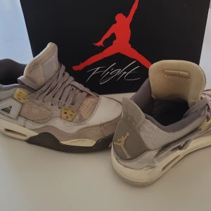 Air jordan 4 craft - Säljer ett par Nike Air Jordans i beige och grå mocka med vita och grå detaljer. Skorna har snörning, platt sula och ikonisk Jumpman-logga på hälen. Perfekta för dig som gillar streetwear och vill sticka ut med snygga sneakers. KAN GÅ LÄGRE PRIS VIA SNABB AFFÄR. Tvättar också skorna innan jag skickar. Om ni vill att jag sprayar protection spray innan jag skickar ät det bara att fråga. Köpt för cirka 3400