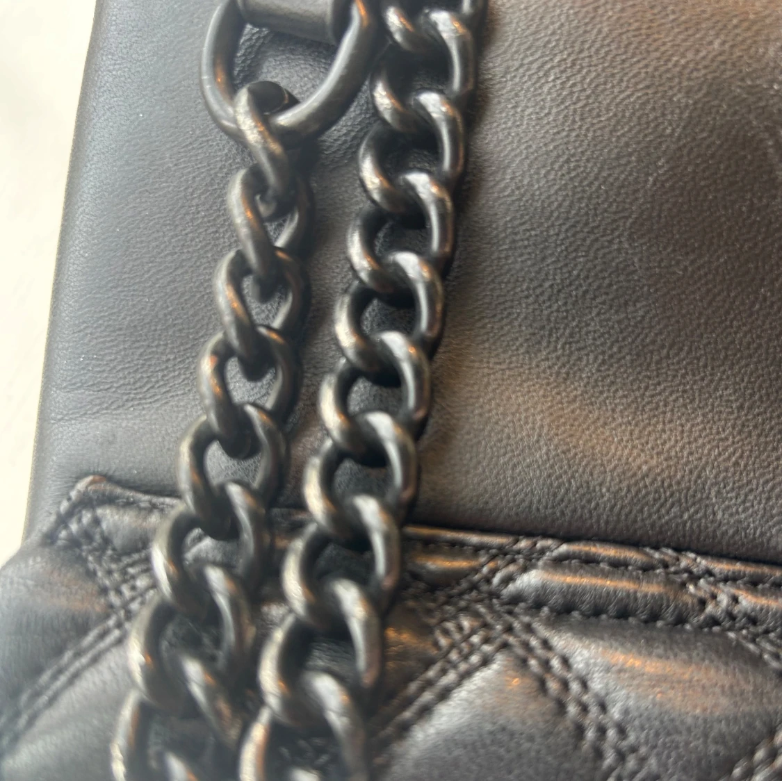 Svart quiltad axelväska från Kurt Geiger - 4