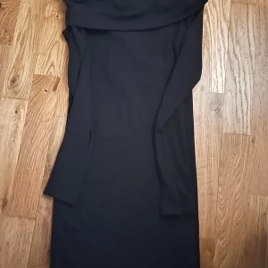 Klänning - Svart off shoulder klänning