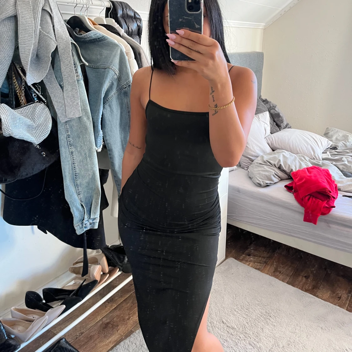 Svart långklänning med smala axelband