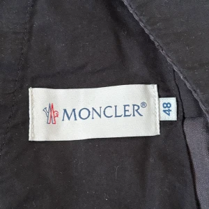 Manchesterbyxor från Moncler - Säljer ett par mörkblå manchesterbyxor från Moncler. Byxorna har klassisk rak passform, midwaist och diskreta fickor fram och bak. Perfekta för dig som gillar stilrena och tidlösa plagg med premiumkänsla. Obs de har legat i en låda och är därför lite skrynkliga. Köpte från garmsmarket.