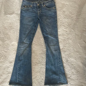 True Religion jeans - Lite slitna i botten men annars inga defekter! Storlek 25🤍
