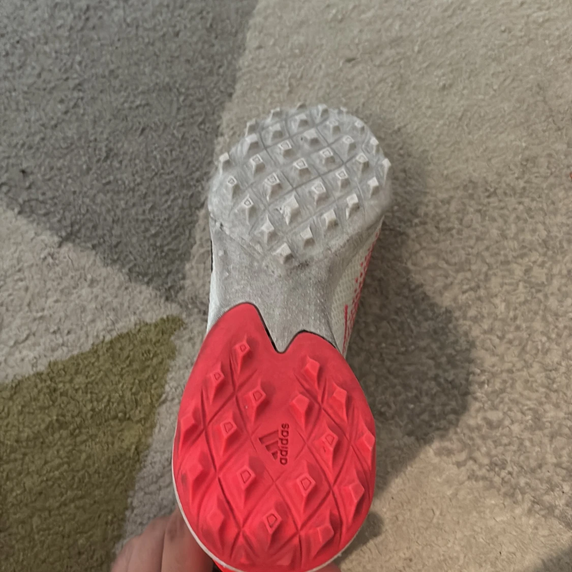 Adidas Predator fotbollsskor i vitt och rött - 3