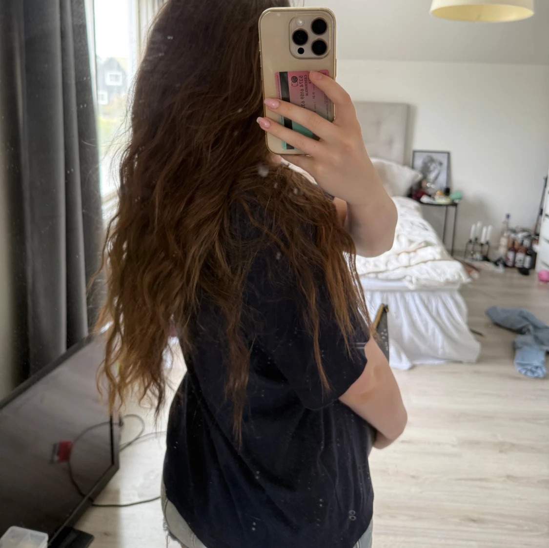 Svart t-shirt med vit grafiskt tryck - 3