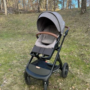 Stokke Barn Vagn med 2 delar - Stokke Trailz Black Duovagn med två olika delar!  Stark och stadig konstruktion. Kan användas med liggdelen, sittdelen och bilbarnstolar. 3 lägen vänt mot föräldern: sova, vila och aktiv och 2 lägen framåtvänt: vila och aktiv. Låsbara svänghjul och justerbart ergonomiskt handtag säkerställer en överlägset lättmanövrerad vagn. Stor, vattentät shoppingväska förhindrar att innehållet blir blött och smutsigt. Enkel hopfällning för kompakt format. Hög placering av liggdel och sittdel gör att barnet k