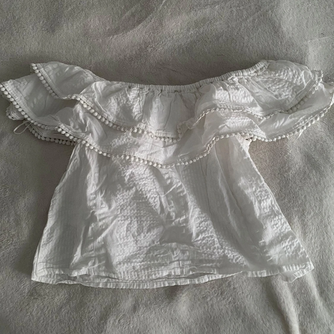 Vit offshoulder topp med volang från Bik Bok - 1