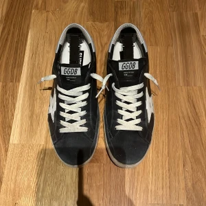 Golden goose Bra skick - Säljer ett par mörkblå Golden Goose sneakers. Perfekt nu för sommaren! Bra skick, lite slitna i hälen. Enligt mig inget som syns. Bara skorna medföljer, alltså ingen og box. Skriv vid frågor!
