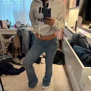 Ljusblå lågmidjade jeans från Diesel - sjukt snygga lågmidjade jeans från diesel. använda vid ett tillfälle!! 💗💗
