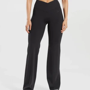 Svarta bootcut leggings från Gymshark - Säljer ett par jättesköna svarta yoga pants från Gymshark. Storlek S, säljer eftersom de är för långa på mig.🤍 Använd en gång 