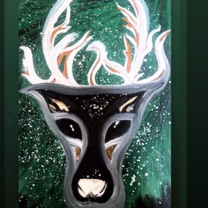 Målad tavla med renmotiv - En Unik tavla som jag har målat,  med motiv av en ren mot en grön bakgrund med vita snöflingor. Renen har vita och bruna horn och svart ansikte med vita och grå detaljer. Perfekt för att skapa vinterkänsla i rummet.