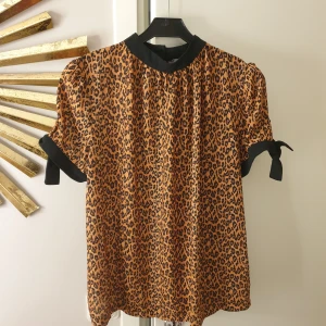 topp - leopardmönstrad topp från mint & berry