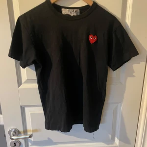 Cdg T-shirt -  Säljer min nya CDG t-shirt skick tio av tio.