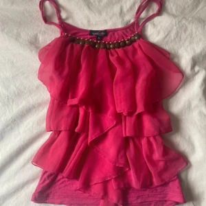 rosa volang topp - Fin hot pink top med volanger 💝perfekt för sommaren 🤍 Kolla tredje bilden!!