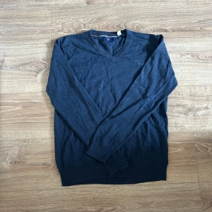 Gant tröja  - En snygg tröja i bra skick utan några som helst anmärkningar. Hör av er vid ytterligare frågor annars fritt fram att köpa!                   (Postar inom 24h)