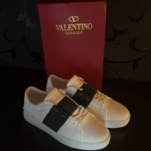 Valentino Garavani sneakers - Tja! Säljer nu dessa klassiska Valentino opens, de är i toppskick och är ej använda. De är perfekta nu inför sommaren och värmen. Kvitto kommer med självklart. Pris och liknande kan självklart diskuteras, vid frågor skriv DM