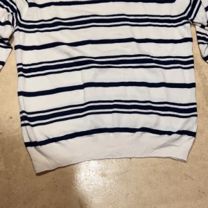 White and Navy CHAPS sweater  - Irl Colour: White and Navy (See 2nd for image for best representation of colour)  UK Size: L (please measurements for reassurance)  Measurements  Length 69 Shoulder width 48  Material: 100% Cotton  BUY NOW IS ON  Thanks,