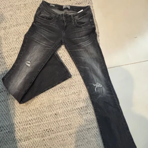 Svarta jeansbyxor från LTB LÅGMIDJA - Säljer ett par svarta jeansbyxor från LTB med slitningar på båda benen. Lågmidjade!! 