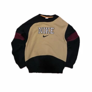 Fet vintage Nike sweatshirt - Fet Nike tröja i storlek L men skulle säga att den är M. Tröjan är i gott skick och måtten finns på sista bilden i cm. Skriv om ni undrar över något!