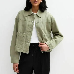 Ljusgrön jeansjacka  - (OBS den bara liknar jackan på första bilden!) Säljer en ljusgrön ”croppad” jeansjacka från gina! Jackan har knappar och raka ärmar❤️