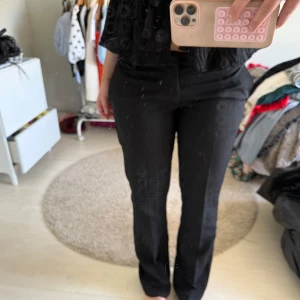 Lågmidjade kostymbyxor bikbok - Jättetrendiga från bikbok, men råkade beställa fel storlek och för sent att skicka tillbaka! 