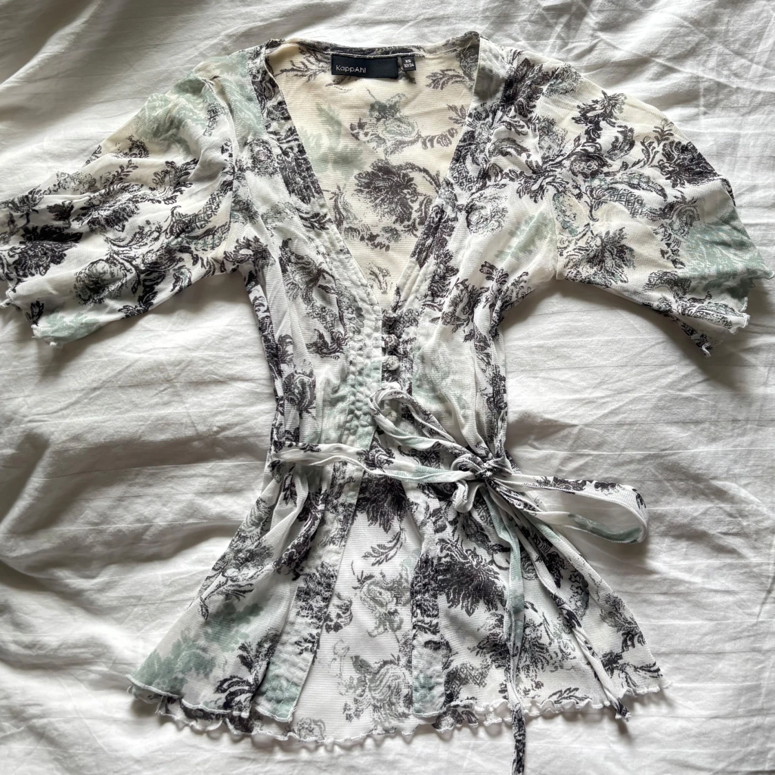 Vit och svart blus med knytband