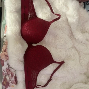 PINK Victoria secret - Den är i storlek 32DD/70E
