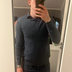 Mörkblå stickad tröja med krage - Mörkblå stickad tröja från dressman. Nypris 899kr, mitt pris 199kr. Storlek M. Använd endast 1 gång