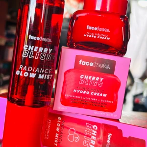 Face Facts "Cherry Bliss" set! - Face Facts "Cherry Bliss" Radiance glow mist revitalising spray with hyaluronic acid, 80 ml & Hyaluronic hydro cream with ceramides, 45 ml. Vegan. Nya med kartonger.