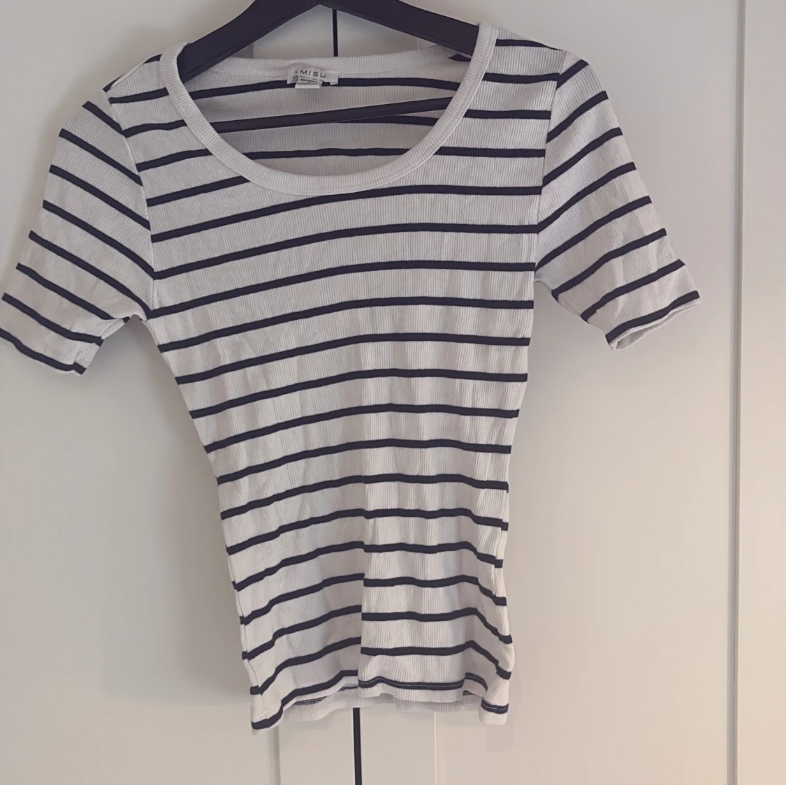 Vit och marinblå randig ribbad topp från Amisu