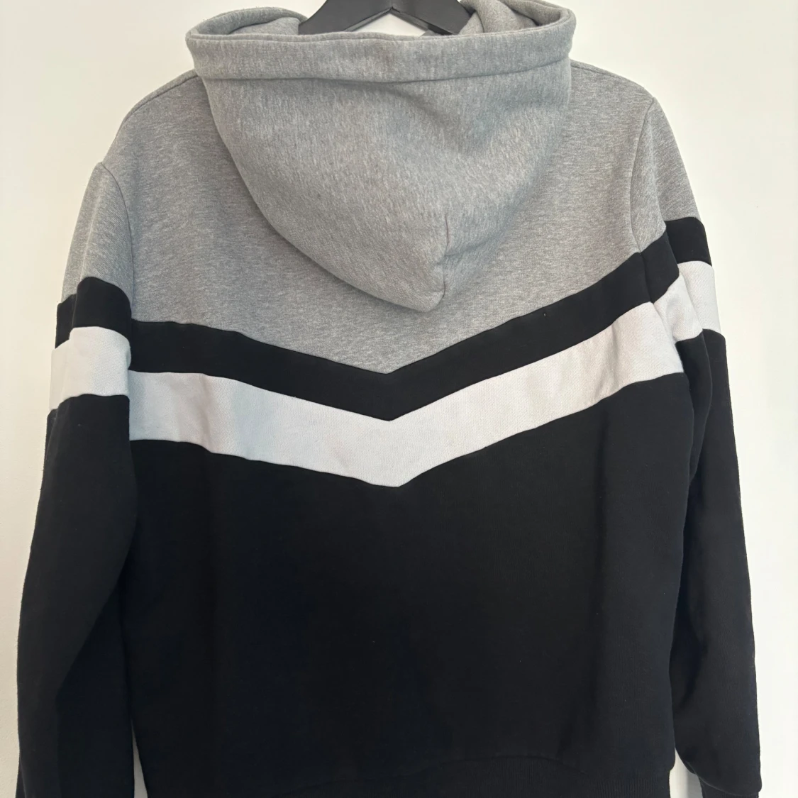 Grå och svart hoodie från Trapstar - 2