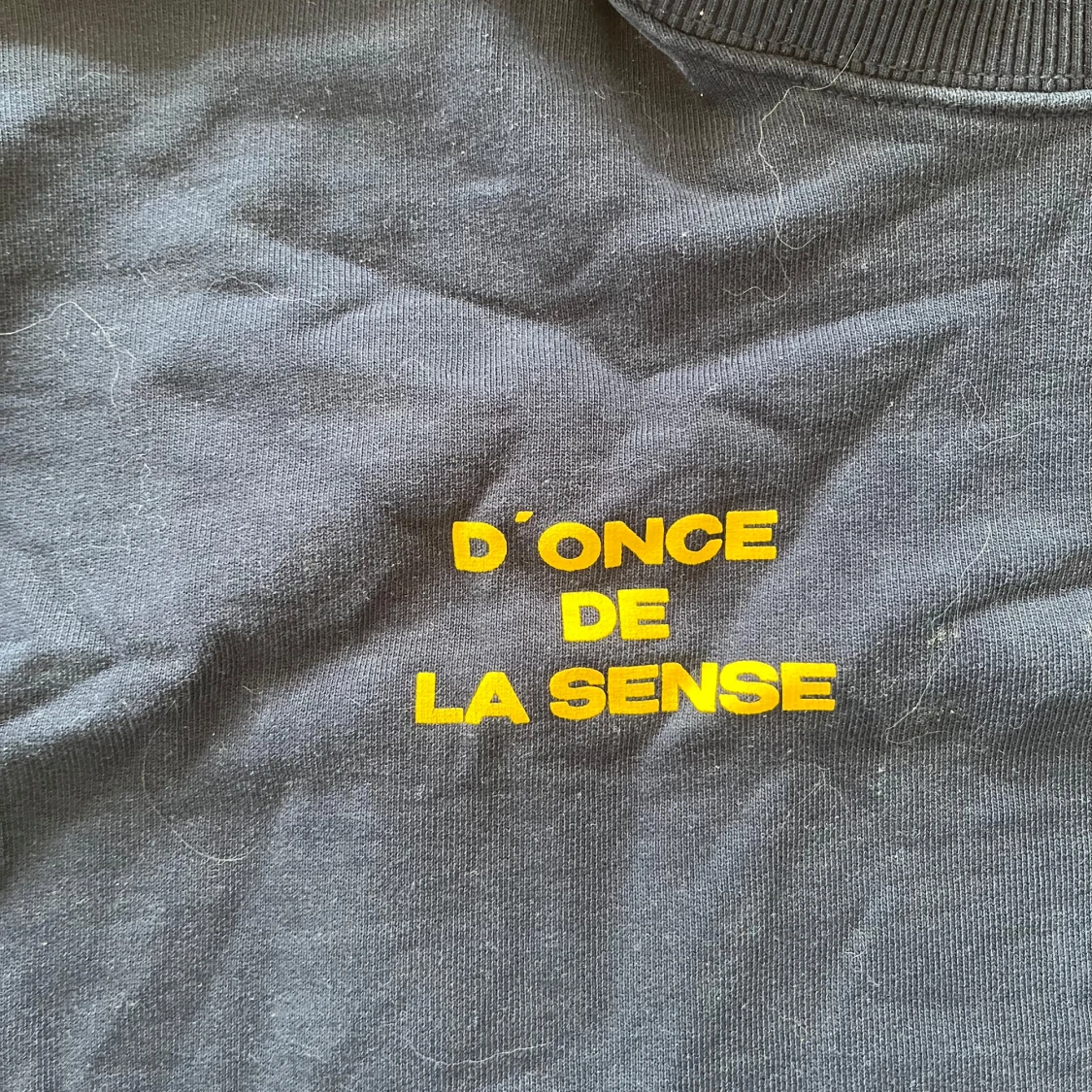 Mörkblå sweatshirt med gul text - 1