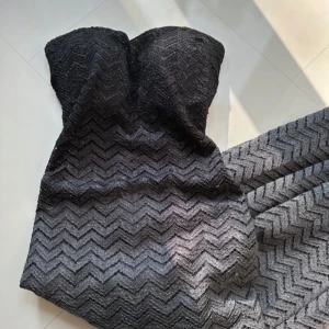 Svart axelbandslös långklänning med zickzackmönster - Superfin svart axelbandslös långklänning med zickzackmönster💕