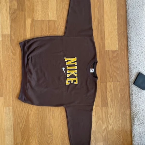 Vintage Nike sweatshirt  - Brun Nike sweatshirt med vintage stil.